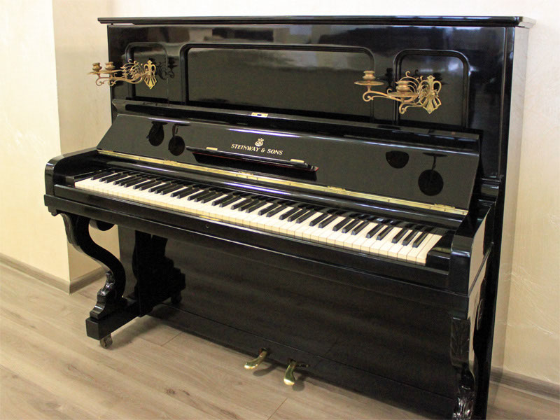 Чёрное фортепиано  Steinway & Sons  с подсвечниками