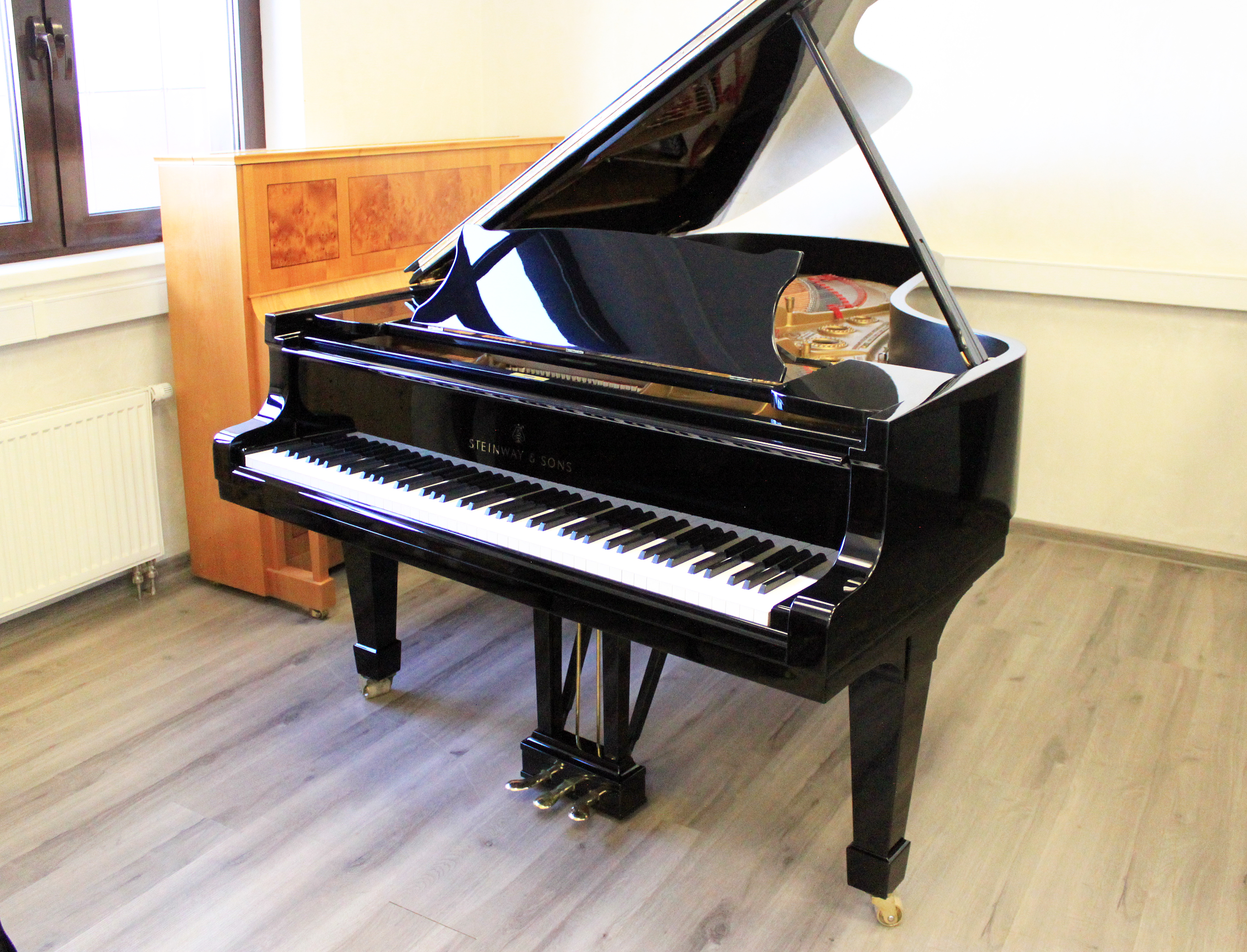 Steinway & Sons  модель B-211